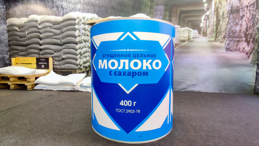 Большая модель банки сгущённого молока на фоне складских тоннелей