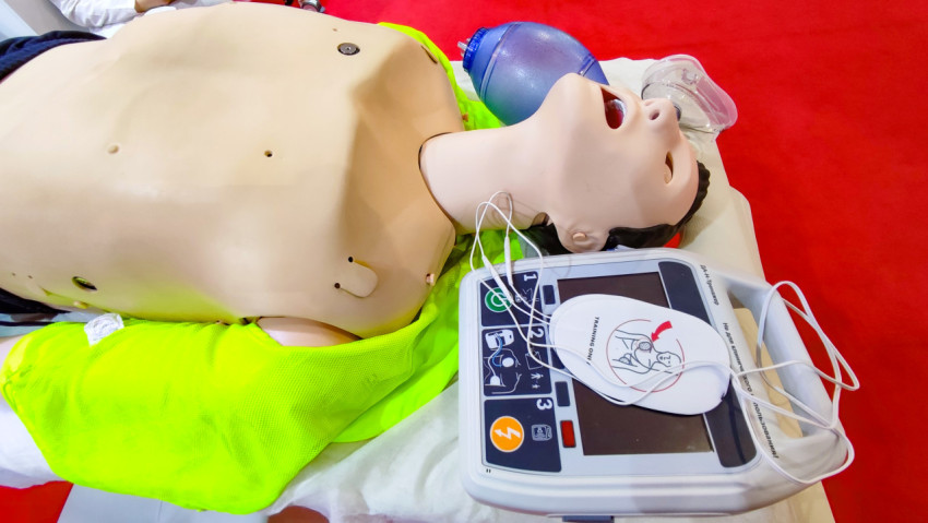 Манекен для демонстрации СЛР с обучающим дефибриллятором на столе
