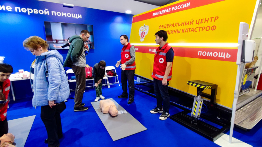 Демонстрация навыков первой помощи на выставке Минздрава России
