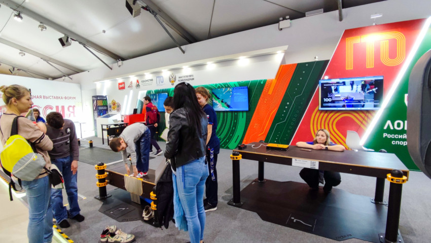 Посетители спортивной зоны «Локомотив» выполняют упражнения ГТО