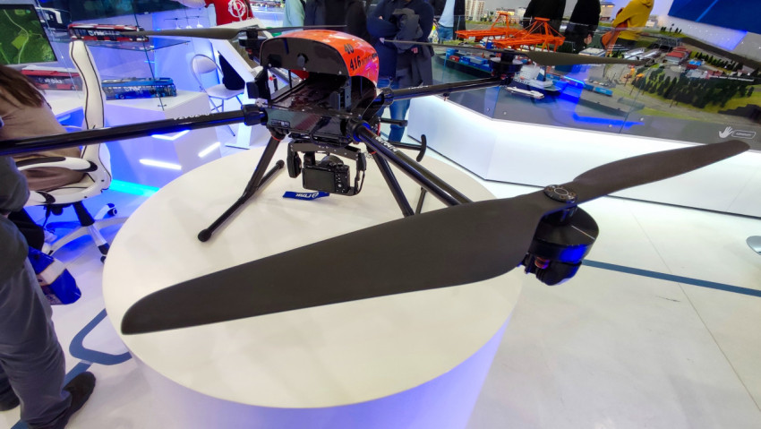 Грузовой дрон R-12 на подиуме экспозиции «Транспорт России» в ВДНХ