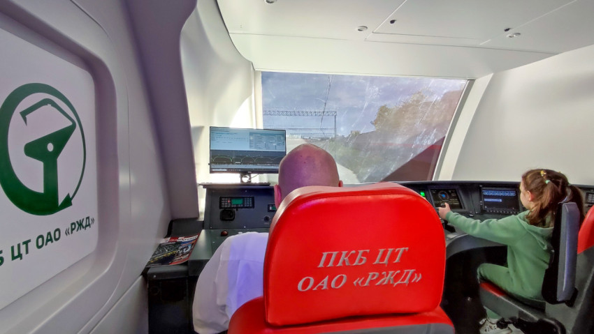 Кабина тренажёра ЭС2Г «Ласточка» в процессе демонстрации