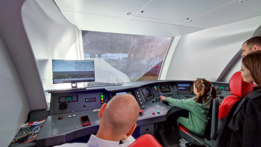 Тренажёр электропоезда ЭС2Г «Ласточка» с участниками обучения