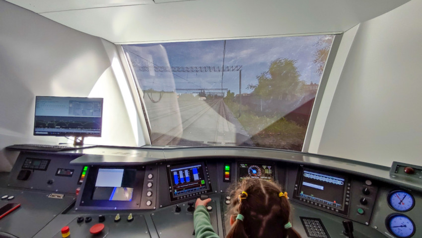 Обучающий процесс в кабине тренажёра ЭС2Г «Ласточка»