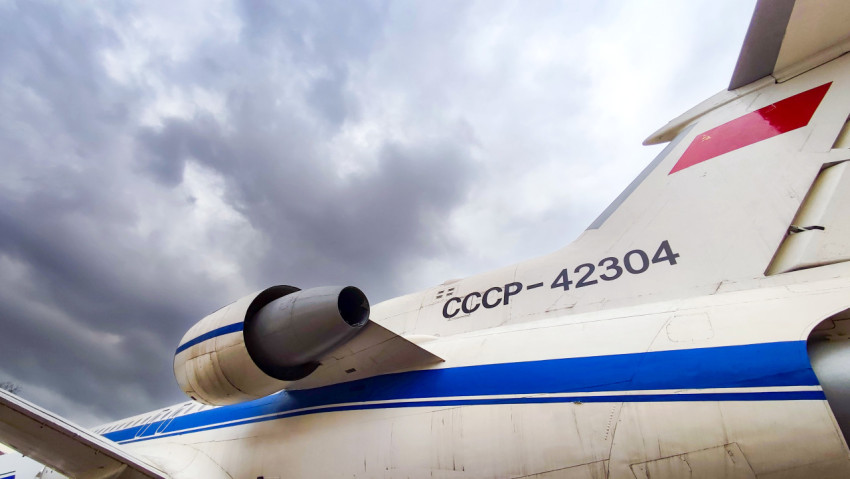 Хвостовая часть самолёта Як-42 с двигателем и маркировкой СССР-42304