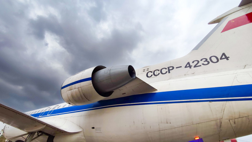 Реактивный двигатель и хвостовая часть самолёта Як-42 на выставке «Россия»