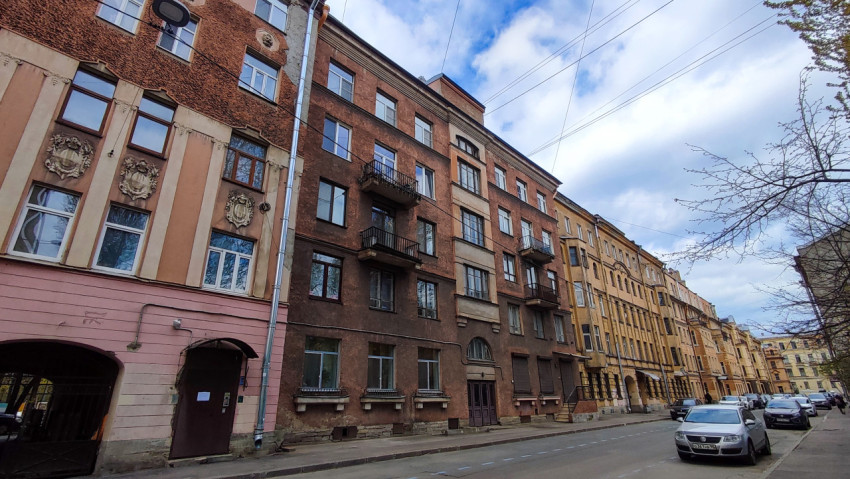 Фасады жилых домов на городской улице Санкт-Петербурга