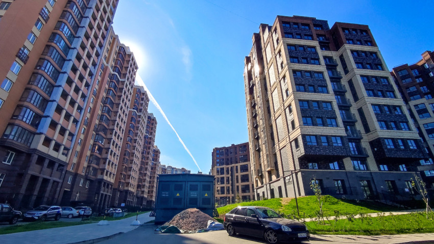 Жилые дома и строительный материал у трансформаторной подстанции