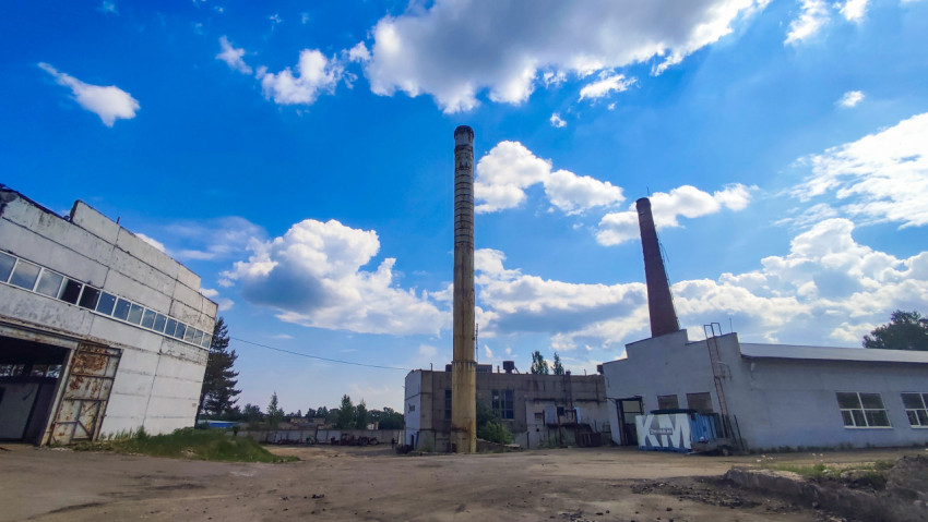 Две дымовые трубы на территории промзоны