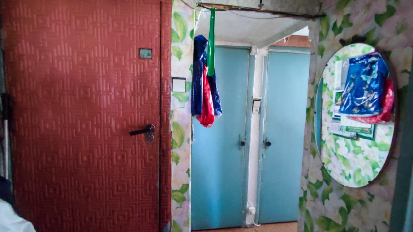 Прихожая квартиры с входной дверью и зеркалом на стене