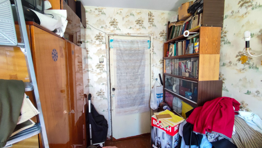 Комната с книжным шкафом, дверью и хранением вещей в жилом помещении