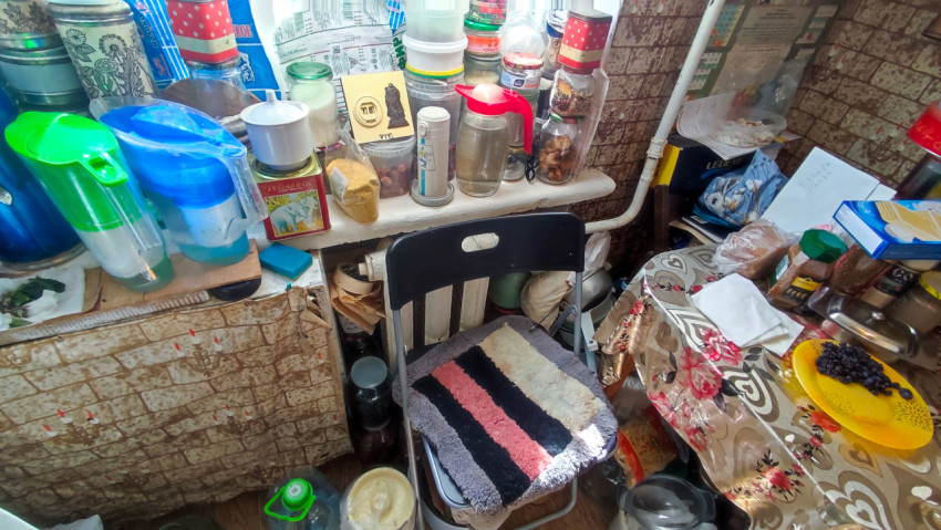 Кухонный угол с бытовыми контейнерами и заготовками