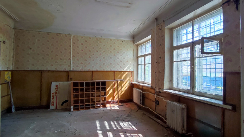 Помещение с окнами и деревянными панелями на стенах