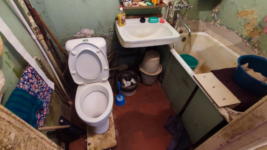 Санузел с ванной, раковиной и унитазом в старом доме