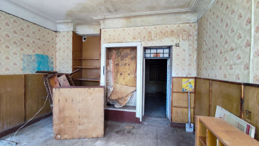 Комната с разобранной мебелью и открытым проемом