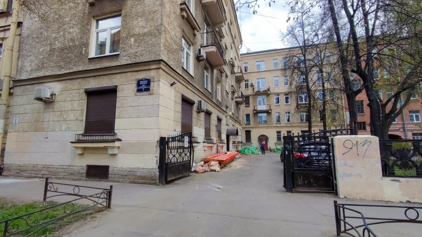 Внутренний двор жилого дома на улице Красного Курсанта