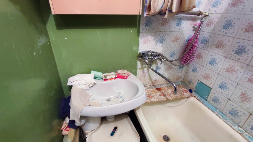 Ванная комната с раковиной, ванной и настенной плиткой