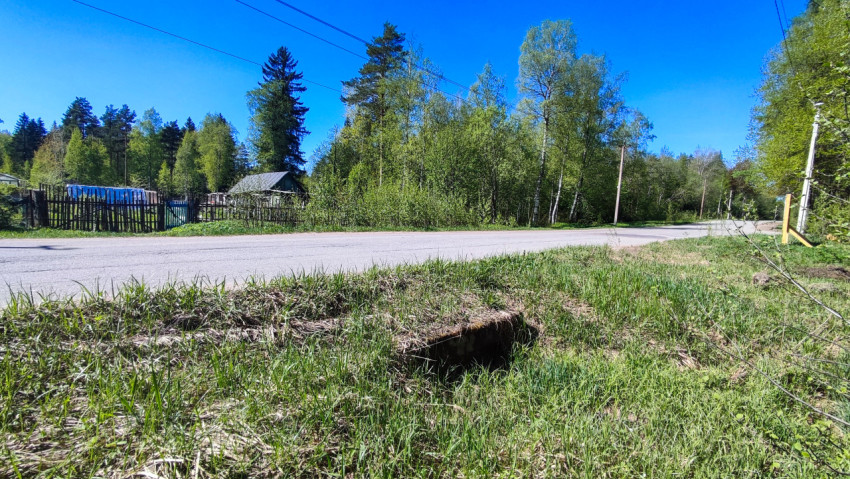 Обочина загородной дороги с участком свежего грунта