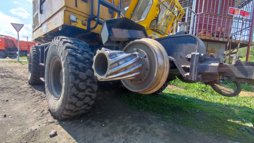 Ходовой узел и рельсовый адаптер GEISMAR KGT-4RS на рабочей площадке