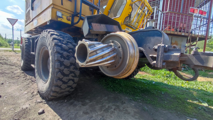 Рельсовый адаптер и передний узел экскаватора GEISMAR KGT-4RS