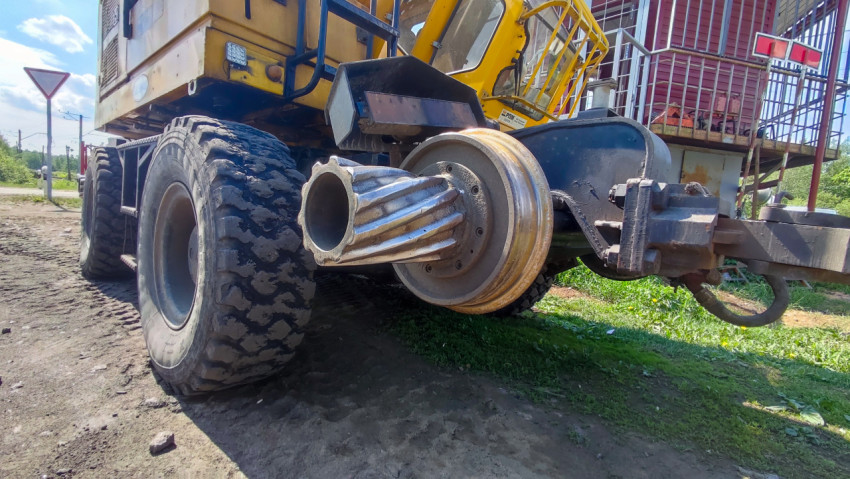 Узел рельсового адаптера GEISMAR KGT-4RS возле служебного поста