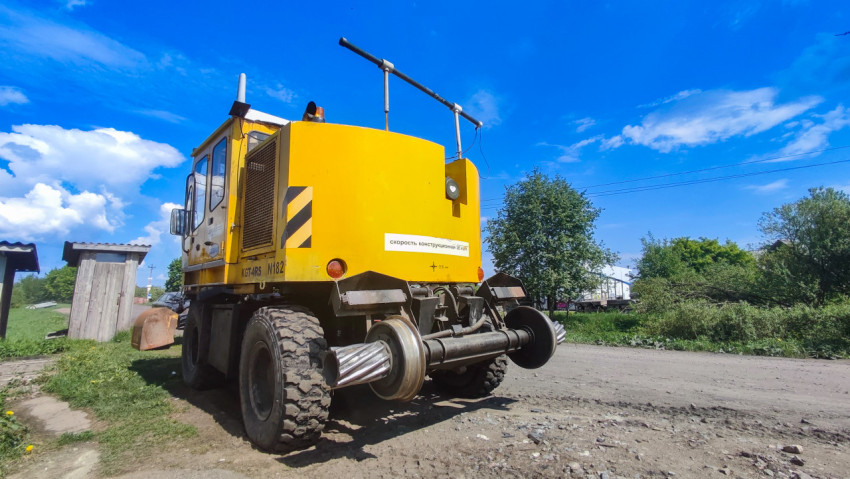 Задний вид экскаватора GEISMAR KGT-4RS с рельсовыми колёсами