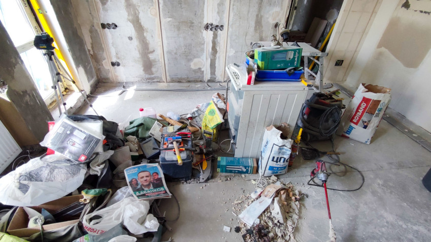 Строительные материалы и инструменты на полу ремонтируемого помещения