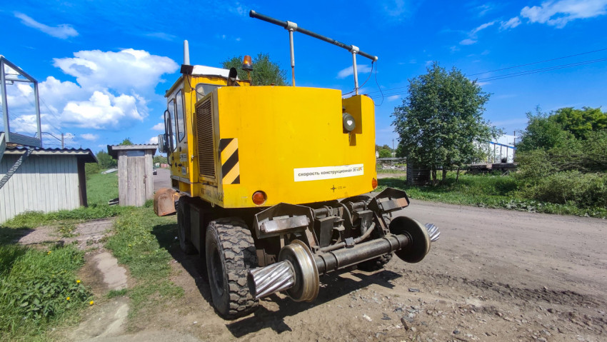 Экскаватор GEISMAR KGT-4RS с рельсовыми адаптерами в заднем ракурсе