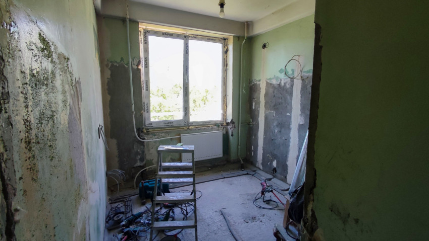 Комната в стадии капитального ремонта с новым окном