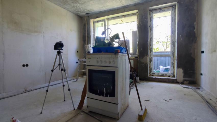 Гостиная в процессе ремонта с установленным оборудованием