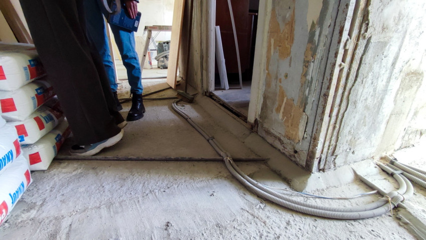 Прокладка электрических кабелей в полу на объекте капитального ремонта