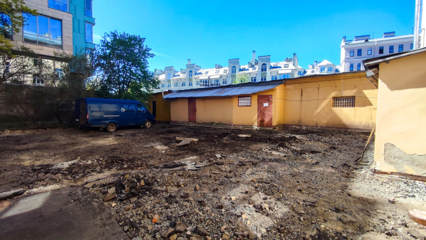 Хозяйственные постройки на фоне разобранного двора