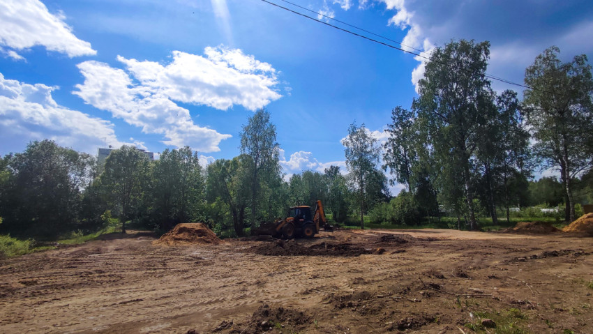 Земляные работы с использованием экскаватора на лесной опушке