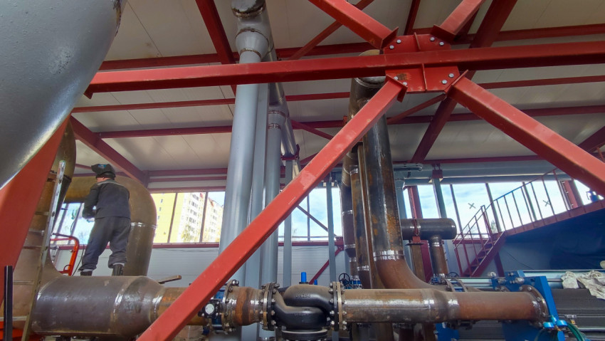Трубопроводы и металлоконструкции котельной в процессе сборки