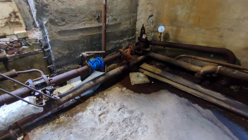 Старые тепловые коммуникации в подвале здания