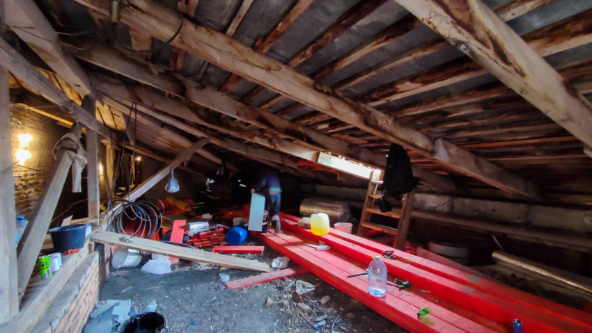 Рабочая зона на чердаке с демонтажем старых деревянных элементов