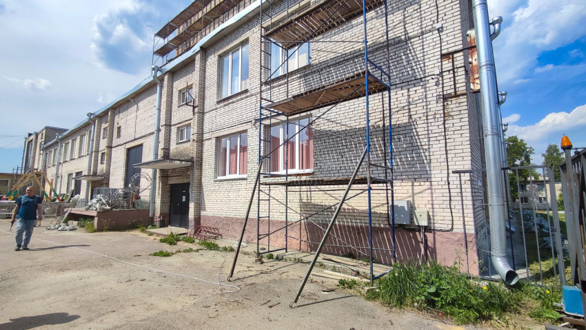 Фасад кирпичного здания с установленными строительными лесами