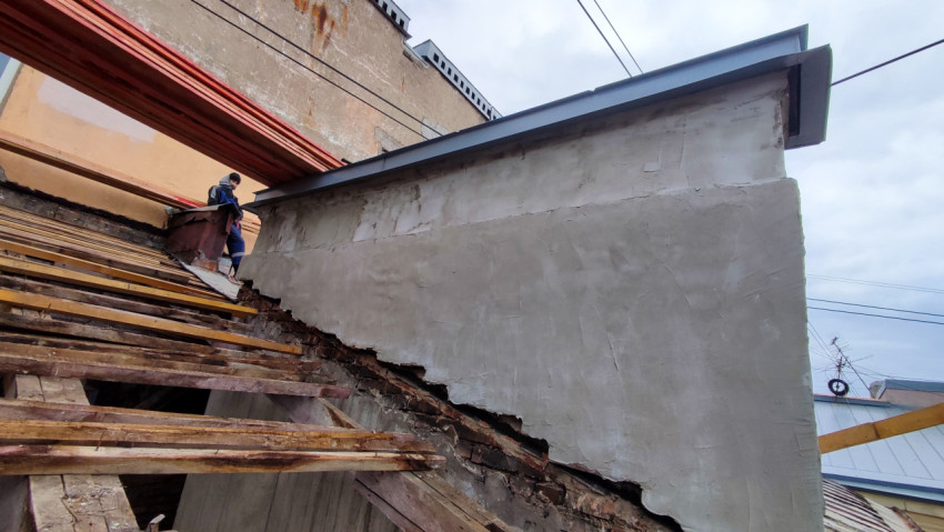 Разобранная кровля и фрагмент торцевой стены дома