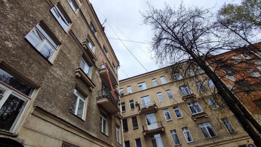 Фасады жилых домов во внутреннем дворе с видом на строительные тросы