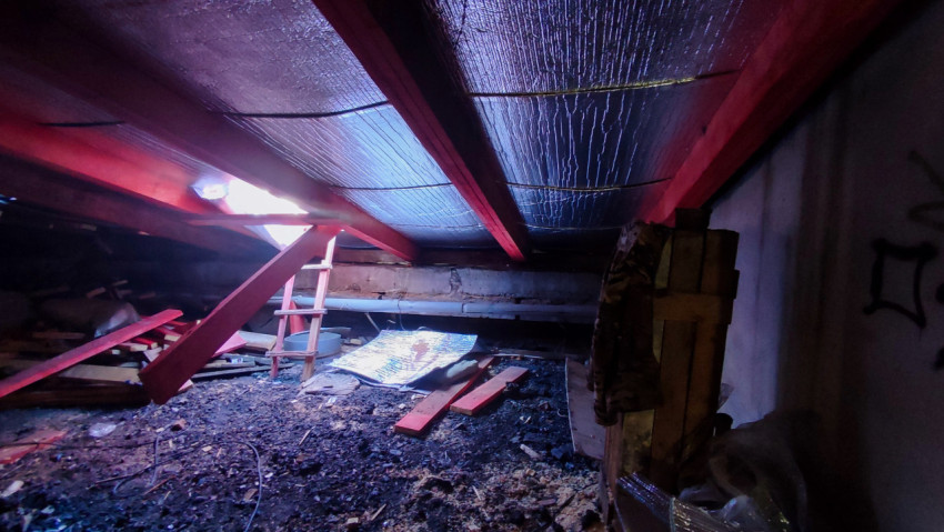 Чердачное помещение с утеплением кровли и строительными материалами