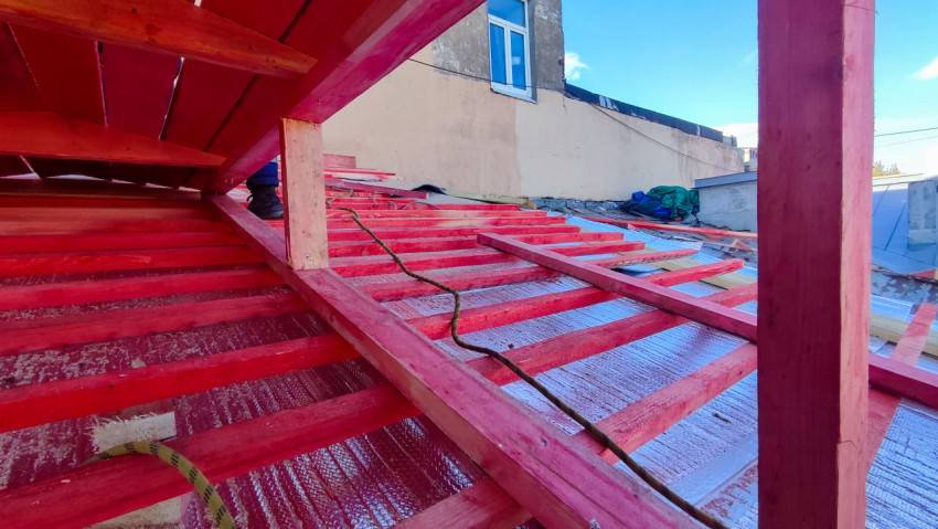Деревянная обрешётка на скате крыши в процессе монтажа