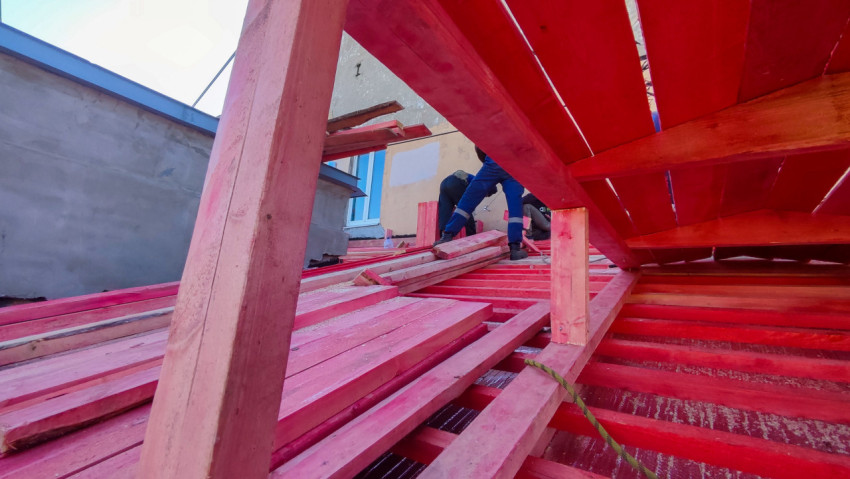 Монтаж деревянных элементов обрешётки на кровле