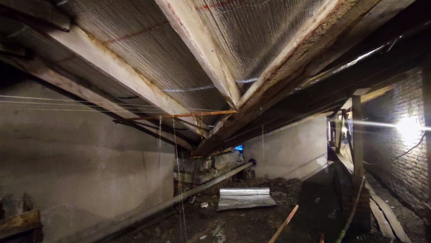 Чердачное помещение со стропильными элементами и инженерными коммуникациями