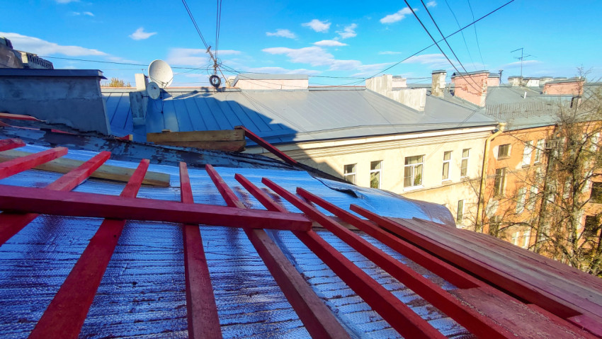 Работы на кровле жилого дома с установкой деревянной обрешётки