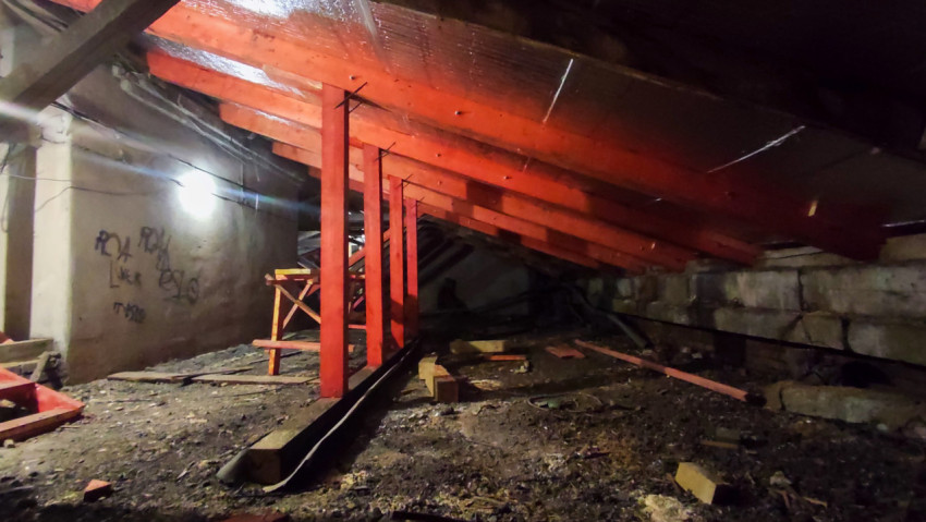 Временные опоры и проход в чердачном помещении