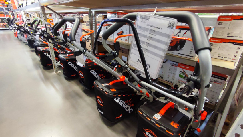 Ряд бензиновых газонокосилок Daewoo в магазине