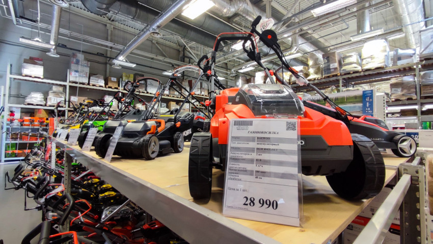 Выставочная витрина с аккумуляторными газонокосилками Daewoo