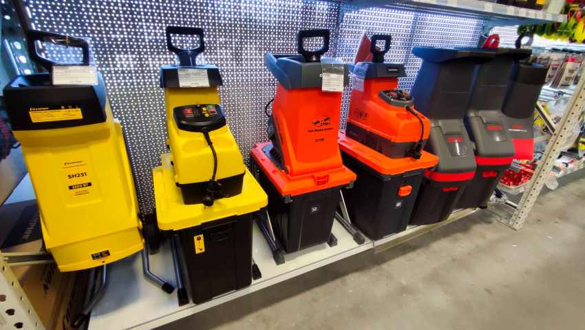 Линейка электрических садовых измельчителей на стеллаже