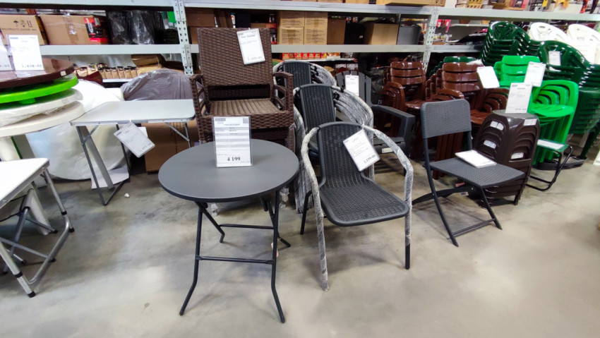 Садовые столы и кресла в торговом зале