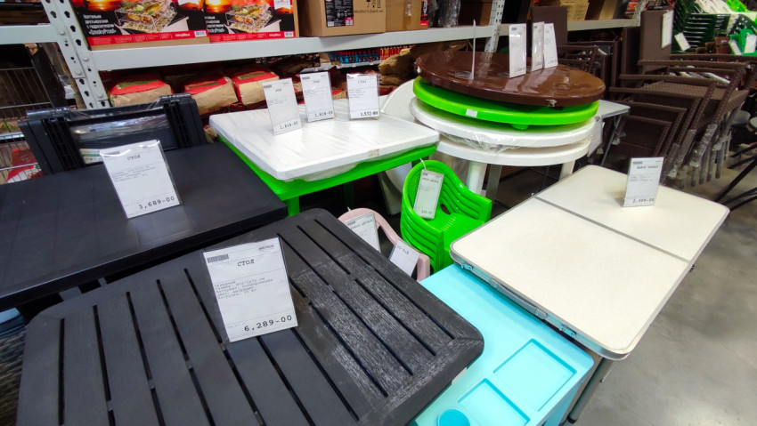 Садовые столы различных цветов и форм